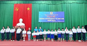 Tặng quà con công đoàn viên có hoàn cảnh khó khăn, vượt khó học giỏi Tặng quà con công đoàn viên có hoàn cảnh khó khăn, vượt khó học giỏi