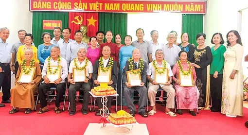 Mừng thọ, tặng quà 157 cụ tròn 90 tuổi