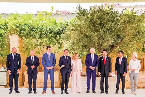 Lấy đối ngoại át đối nội?