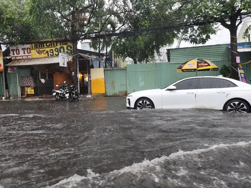 Mưa giông làm 41 căn nhà bị sập, tốc mái ở huyện Cờ Đỏ