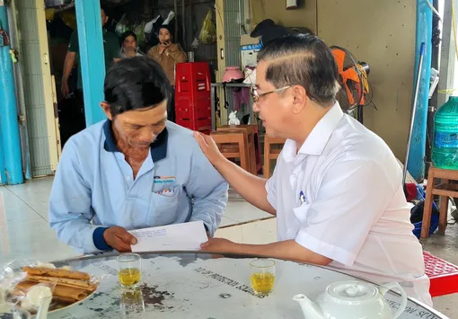 Thăm hỏi, động viên, hỗ trợ gia đình bị thiệt hại do mưa giông