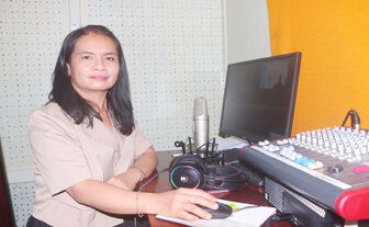 ពិធី​ការិ​នី​ស្រ​ឡាញ់​អា​ជីព​