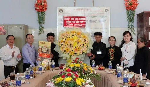 Lãnh đạo thành phố chúc mừng kỷ niệm 85 năm Ngày Khai sáng đạo Phật giáo Hòa Hảo