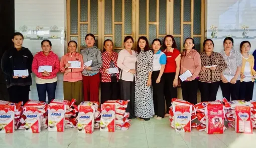 Thăm hỏi, động viên 18 gia đình hội viên phụ nữ bị ảnh hưởng giông lốc