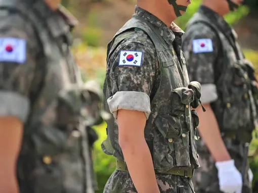 Tỷ lệ sinh giảm mạnh, Đông Á tìm cách bù đắp tình trạng thiếu quân