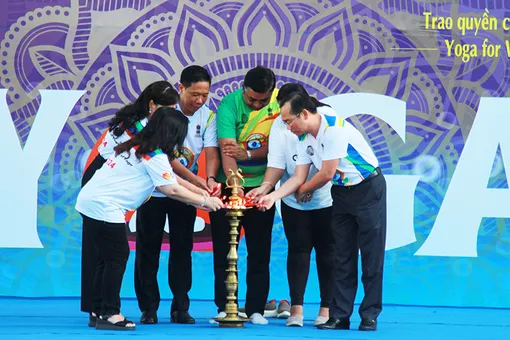 Hơn 700 người tham dự Ngày quốc tế Yoga lần thứ 10 tại Cần Thơ