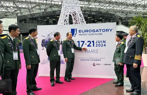 Việt Nam tham dự Triển lãm vũ khí quân sự tại Pháp