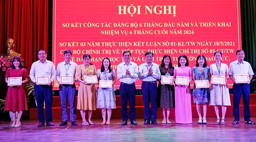 Tuyên dương các điển hình tiêu biểu học tập và làm theo tư tưởng, đạo đức, phong cách Hồ Chí Minh