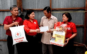 Hội Chữ thập đỏ TP Cần Thơ thăm hỏi, tặng quà các hộ bị thiệt hại do thiên tai