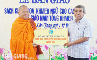 ប្រ​គេន​សៀវ​ភៅ​ពុម្ព​ភាសា​ខ្មែរ​ជាង​ ៣.០០០ ក្បាល​ដល់​វត្ត​ខ្មែរ​