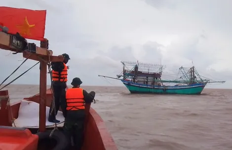 Cà Mau: Kịp thời cứu nạn 9 ngư dân và tàu cá mắc cạn trên biển
