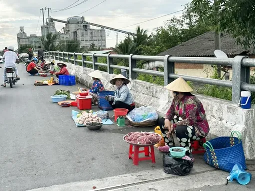 Cần lập lại trật tự, an toàn giao thông trên cầu Cái Chôm