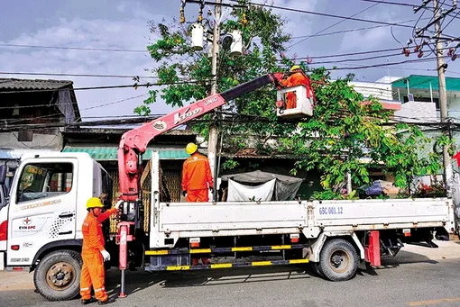 Triển khai nhiều giải pháp đảm bảo cấp điện mùa mưa bão