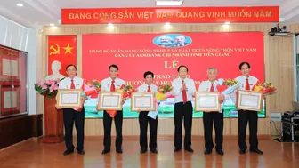 Trao tặng Huy hiệu 30 năm tuổi Đảng cho 5 đảng viên thuộc Đảng bộ Agribank Tiền Giang