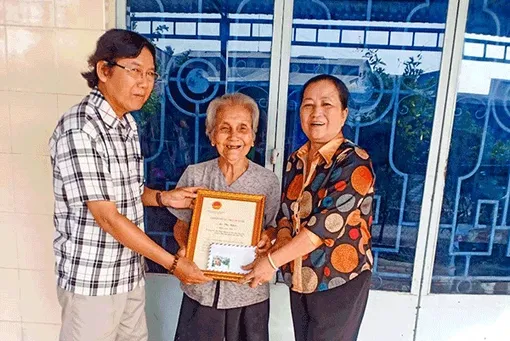 Nữ bí thư chi bộ "nói đi đôi với làm"