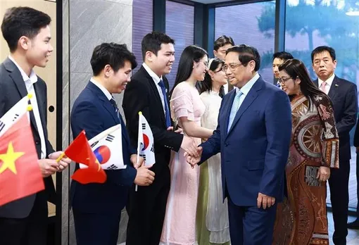 Prime Minister meets Vietnamese people in RoK
