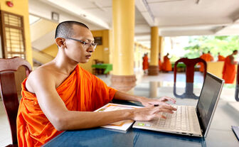 សមណ​សិស្ស​ឧស្សាហ៍​ព្យា​យាម​ រៀន​ពូកែ​