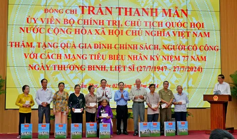 Chủ tịch Quốc hội Trần Thanh Mẫn tặng quà Mẹ Việt Nam Anh hùng, gia đình chính sách tại TP Cần Thơ