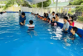 Phối hợp tổ chức dạy bơi phòng, chống đuối nước cho trẻ em