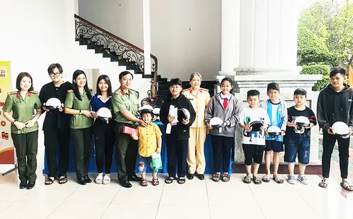 Phụ nữ Công an TP Cần Thơ góp phần đảm bảo an toàn giao thông