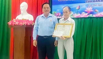 Cụ ông 87 tuổi học thạc sĩ được khen thưởng “Người lớn học không bao giờ cùng”
