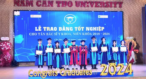 Trao bằng tốt nghiệp cho 205 tân bác sĩ y khoa