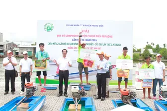 Hơn 70 tài công tranh tài sôi nổi tại Giải đua vỏ composite huyện Phong Điền