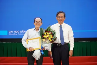 Trường Đại học Cần Thơ trao học bổng đặc biệt cho cụ ông 87 tuổi