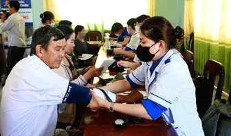 Phấn đấu có hơn 14.000 bệnh nhân hoàn cảnh khó khăn được khám bệnh, cấp phát thuốc miễn phí Phấn đấu có hơn 14.000 bệnh nhân hoàn cảnh khó khăn được khám bệnh, cấp phát thuốc miễn phí