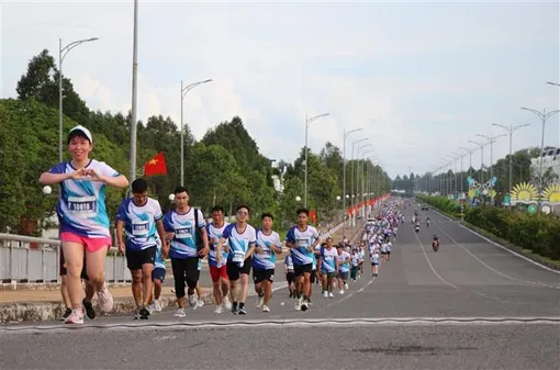 Hau Giang int'l marathon spreads message of environmental protection