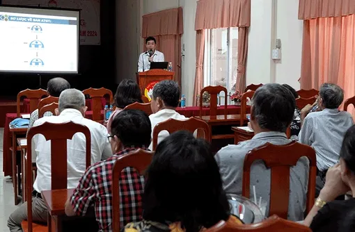 Cán bộ Mặt trận tham gia đảm bảo an toàn giao thông