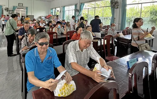 Trao 5.738 phần quà tặng người mù hoàn cảnh khó khăn