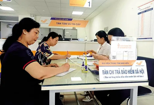 Vui khi sớm được nhận lương hưu mới