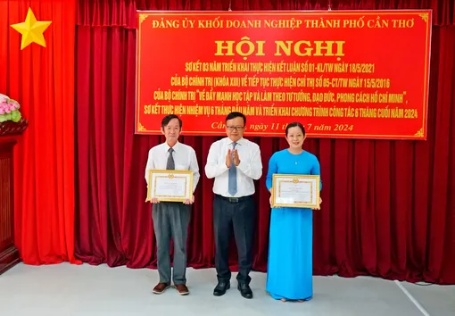 Nhiều tập thể và cá nhân trong các doanh nghiệp thành phố có thành tích tiêu biểu được khen thưởng