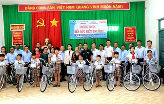 Báo Cần Thơ “Tiếp sức đến trường” cho 30 học sinh tiểu học ở huyện Tri Tôn