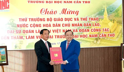 Trao học bổng cho du học sinh Nước Cộng hòa Dân chủ Nhân dân Lào