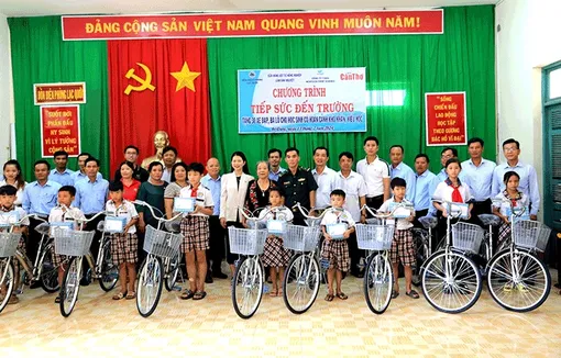 Báo Cần Thơ “Tiếp sức đến trường” cho 30 học sinh tiểu học ở huyện Tri Tôn