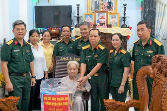 Bộ Chỉ huy Quân sự TP Cần Thơ thăm và tặng quà các Mẹ Việt Nam Anh hùng