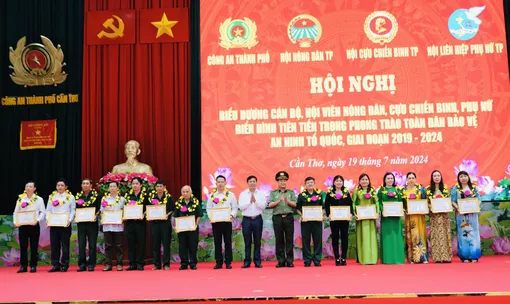 Biểu dương điển hình tiên tiến trong phong trào toàn dân bảo vệ an ninh Tổ quốc