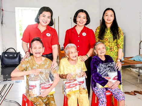 Hội Chữ thập đỏ TP Cần Thơ tặng sữa cho người cao tuổi