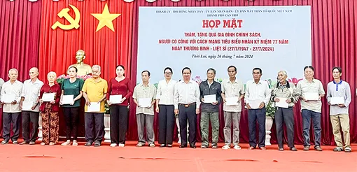 Tổ chức họp mặt, tặng quà gia đình chính sách, người có công với cách mạng