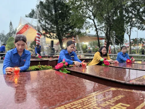 Thiêng liêng Lễ “Thắp nến tri ân” các anh hùng, liệt sĩ