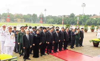 Lãnh đạo Ðảng, Nhà nước tưởng niệm các Anh hùng liệt sĩ và vào Lăng viếng Chủ tịch Hồ Chí Minh