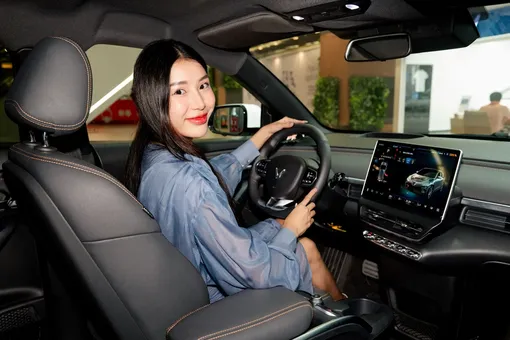 Khách nữ “chốt” VinFast VF 6: Xe dễ dùng, an toàn, không khói xăng