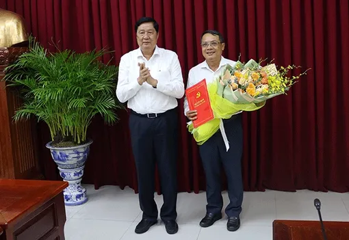 Trao quyết định nghỉ hưu cho đồng chí Trần Phước Hoàng, Phó Chánh Văn phòng Thành ủy