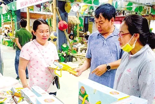 Ðộc đáo bánh phồng làm từ tôm, nghêu, hàu