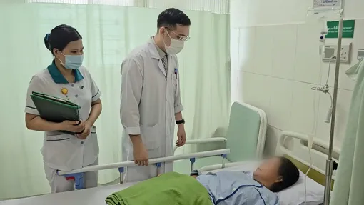 Ca mổ 2 trong 1 điều trị bệnh nhân có sỏi đóng khuôn, lấp đầy ống mật chủ và túi mật