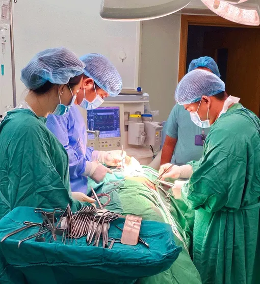 Ngăn em gái đi chơi với bạn trai, anh trai và cha bị đâm trọng thương