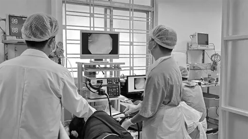 Sơ ý nuốt luôn viên thuốc còn nguyên vỏ, phải nội soi gắp ra