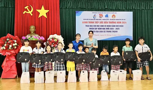 Hành trình “Tiếp sức đến trường” đến với học sinh có hoàn cảnh khó khăn